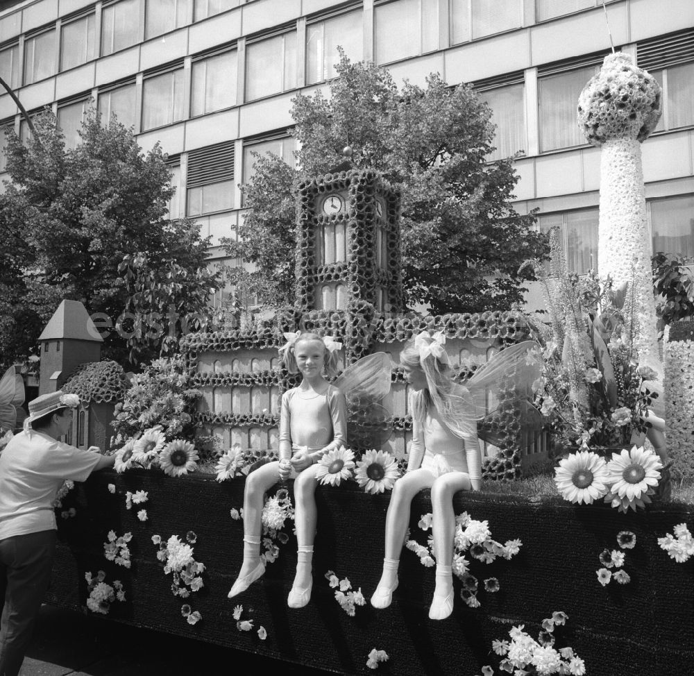 Berlin: Festumzugswagen mit dem Berliner Fernsehturm und dem Rotem Rathaus aus Blumengesteck und zwei Mädchen als Feen verkleidet nach dem Festumzug am Rande der Feierlichkeiten zur 75