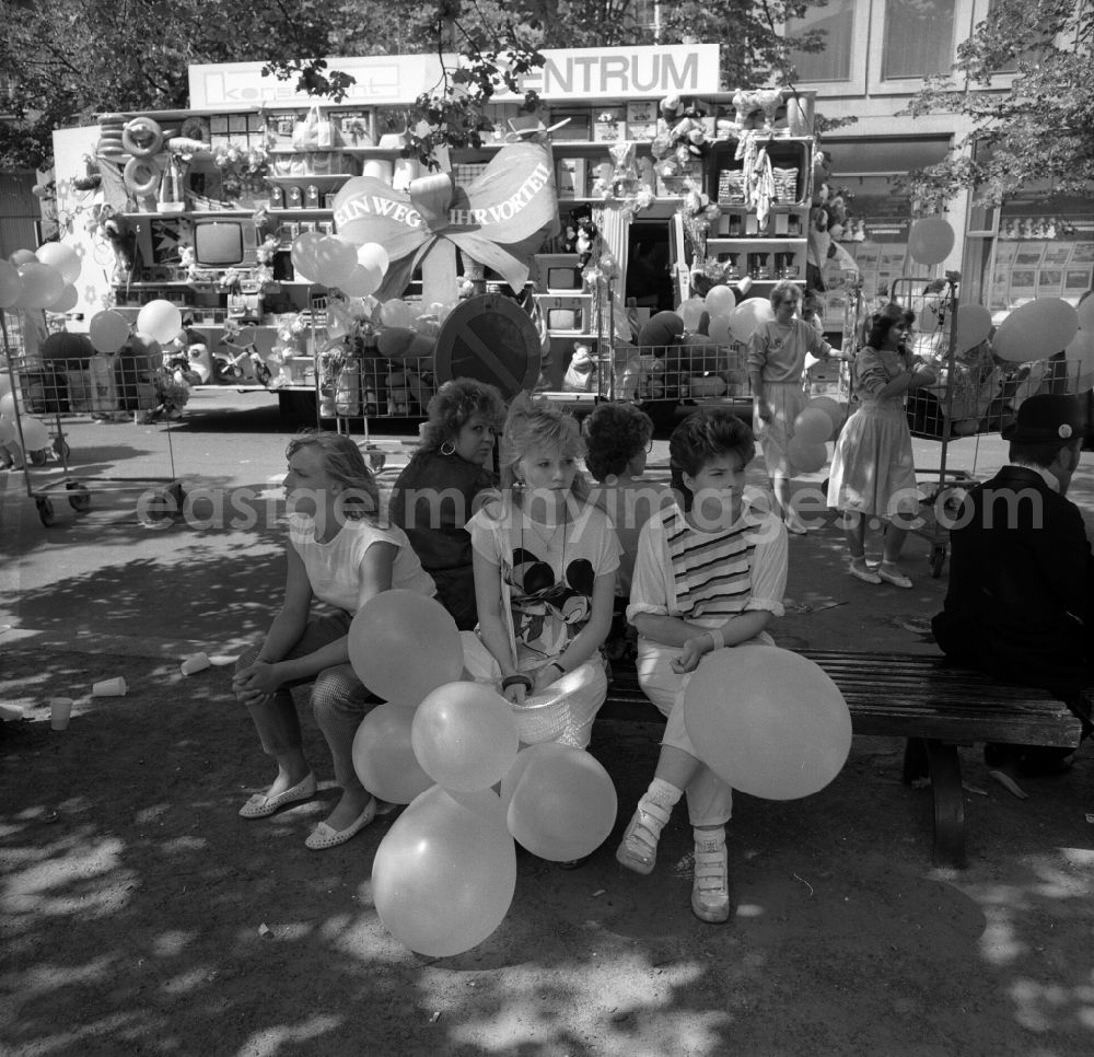 GDR image archive: Berlin - Besucher mit Luftballons am Rande der Feierlichkeiten zur 75