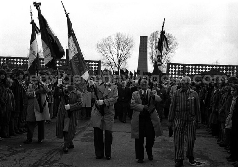 GDR image archive: Sachsenhausen - 35. Jahrestag der Befreiung in Sachsenhausen. Kundgebung. (482)