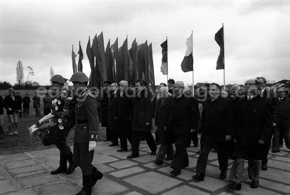 GDR photo archive: Sachsenhausen - 35. Jahrestag der Befreiung in Sachsenhausen. Kundgebung. (482)