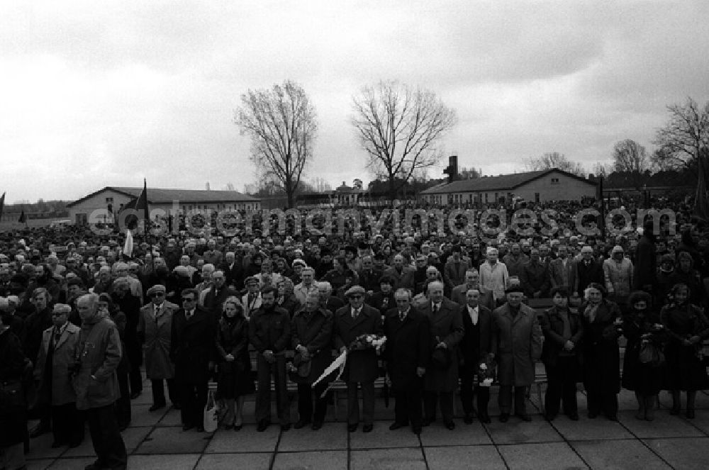 GDR image archive: Sachsenhausen - 35. Jahrestag der Befreiung in Sachsenhausen. Kundgebung. (482)
