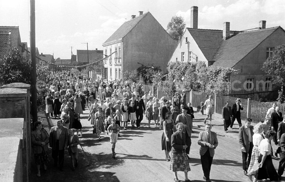 GDR photo archive: Naunhof-Ammelshain - Zur 600-Jahrfeier in Ammelshain bei Leipzig ziehen die Dorfbewohner nach einem traditionellen Festumzug zum Anger, auf dem ein kleiner Rummel aufgebaut wurde. Eigentlich 135