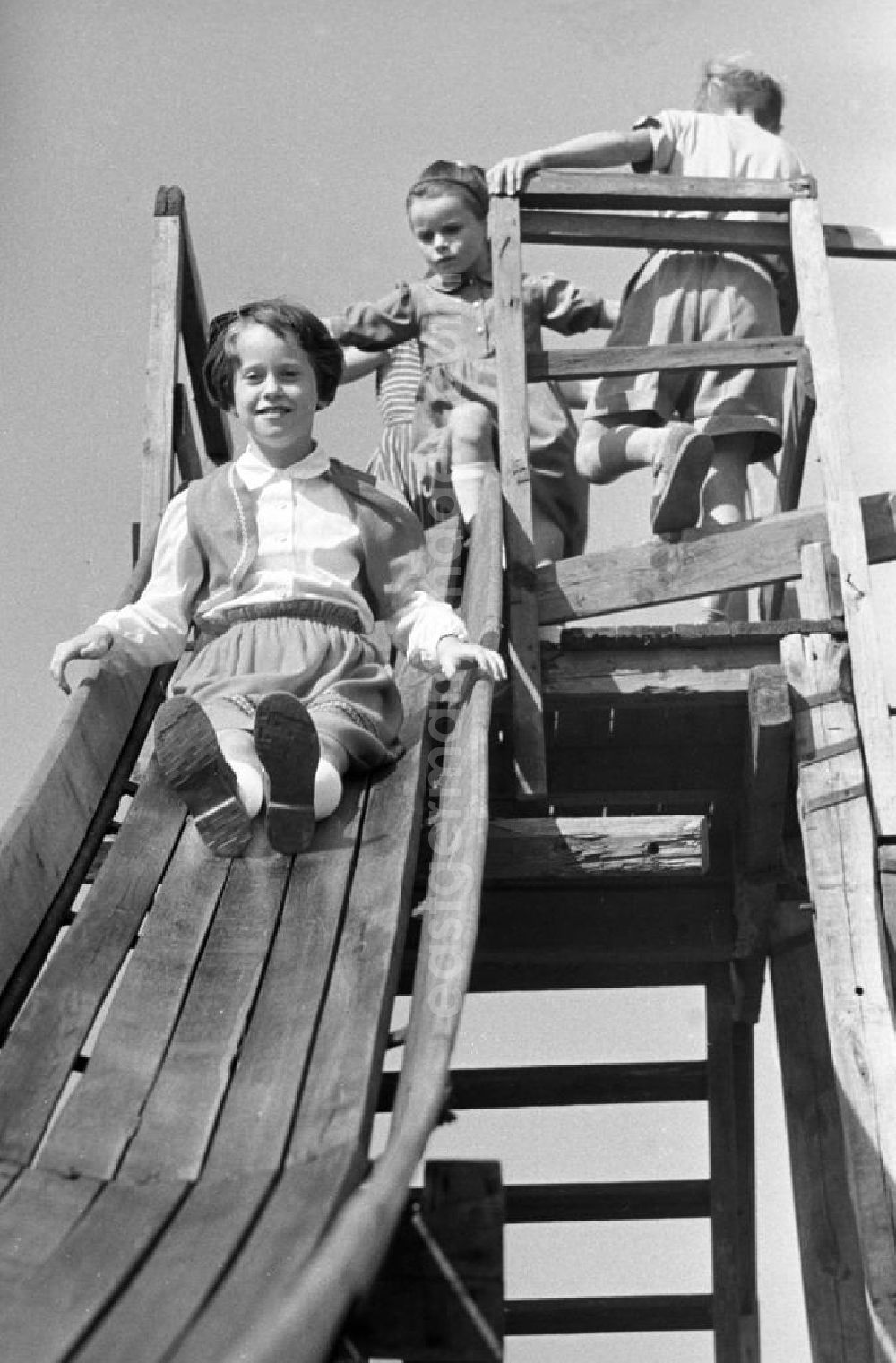 GDR photo archive: Naunhof-Ammelshain - Zur 600-Jahrfeier in Ammelshain bei Leipzig vergnügen sich die Kinder auf einer Holzrutsche. Eigentlich 135