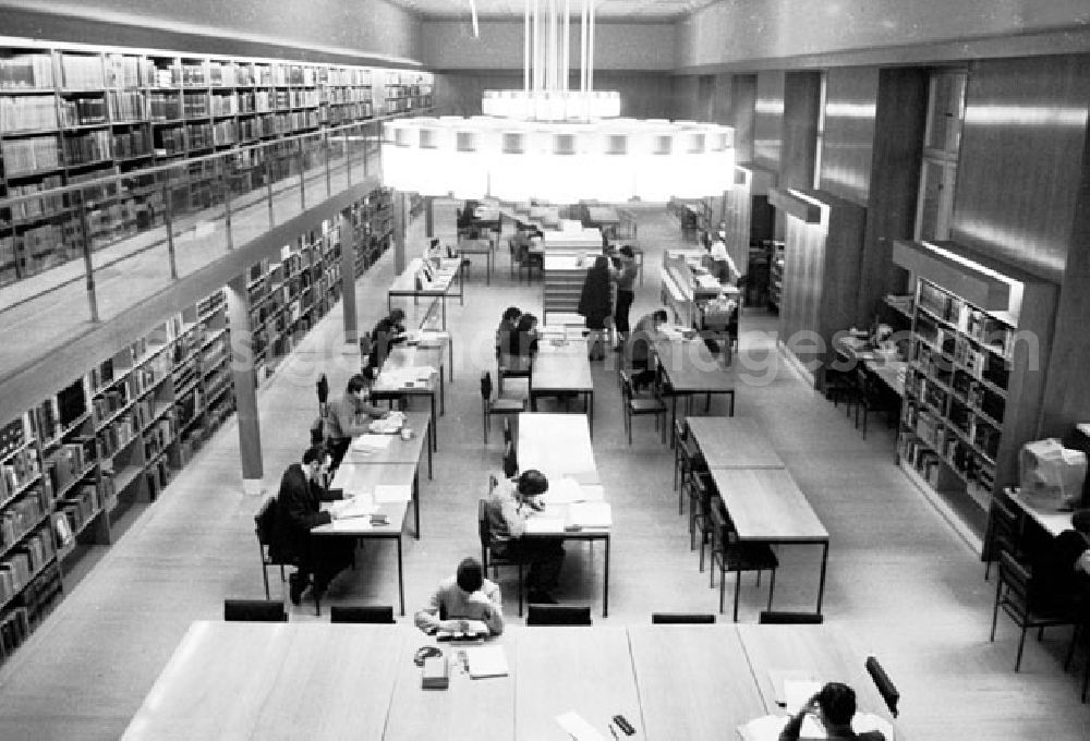 GDR photo archive: Berlin - Januar 1973 Lesesäle in der Staatsbibliothek Berlin.