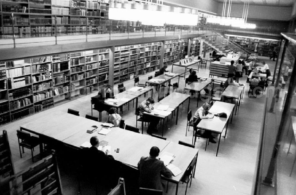 GDR picture archive: Berlin - Januar 1973 Lesesäle in der Staatsbibliothek Berlin.