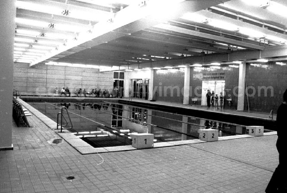 GDR photo archive: Berlin - Januar 1973 Neue Schwimmhalle in Friedrichshain.