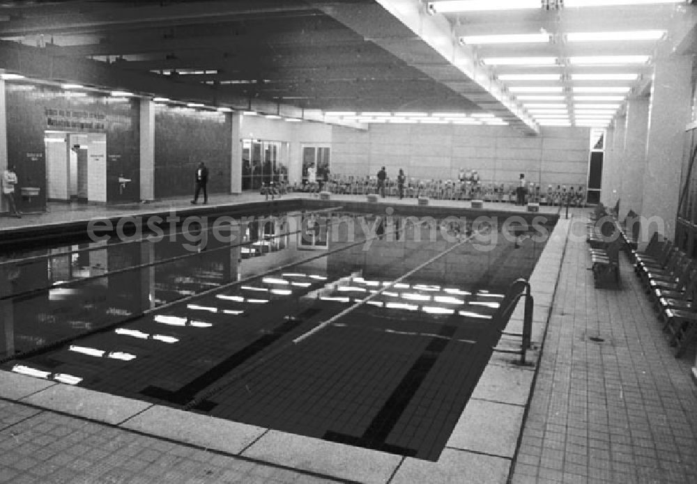 GDR image archive: Berlin - Januar 1973 Neue Schwimmhalle in Friedrichshain.