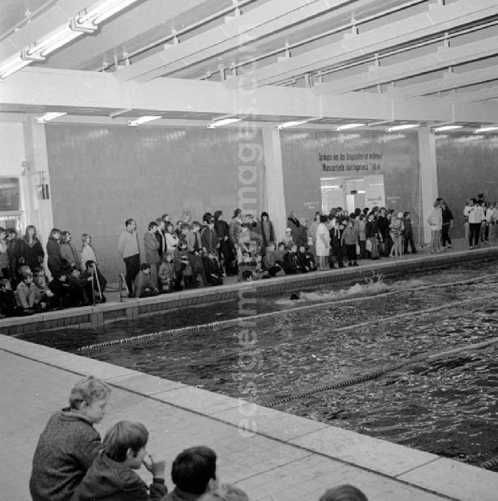 GDR picture archive: Berlin - Januar 1973 Neue Schwimmhalle in Friedrichshain.