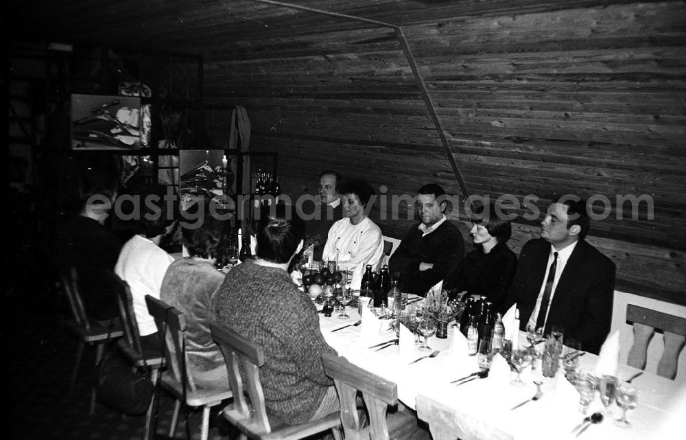 GDR image archive: Karlshagen (Mecklenburg-Vorpommern) - Januar 1985 Verabschiedung Oberstleutnant Gourklovits Feier in einer Jagdhütte in Karlshagen (Mecklenburg-Vorpommern)
