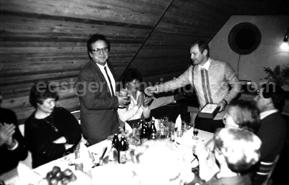GDR picture archive: Karlshagen (Mecklenburg-Vorpommern) - Januar 1985 Verabschiedung Oberstleutnant Gourklovits Feier in einer Jagdhütte in Karlshagen (Mecklenburg-Vorpommern)