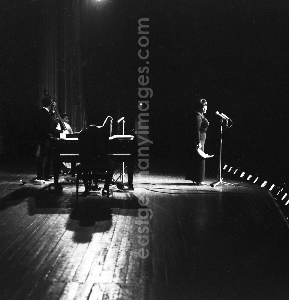 GDR picture archive: Berlin - Jazz singer Ella Fitzgerald Jane (1917 - 1996) at a concert in the Friedrichstadtpalast in Berlin, the former capital of the GDR, the German Democratic Republic