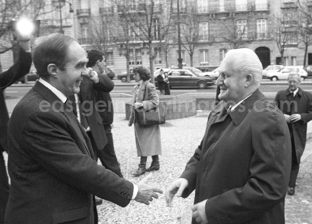 GDR photo archive: Paris - Jean Matteoli, Berater von Jaques Chirac, begrüßt Günter Mittag, Sekretär des ZK der SED für Wirtschaft, vor dem Conseil Economique et Social (Rat für Wirtschaft und Soziales) in Paris.