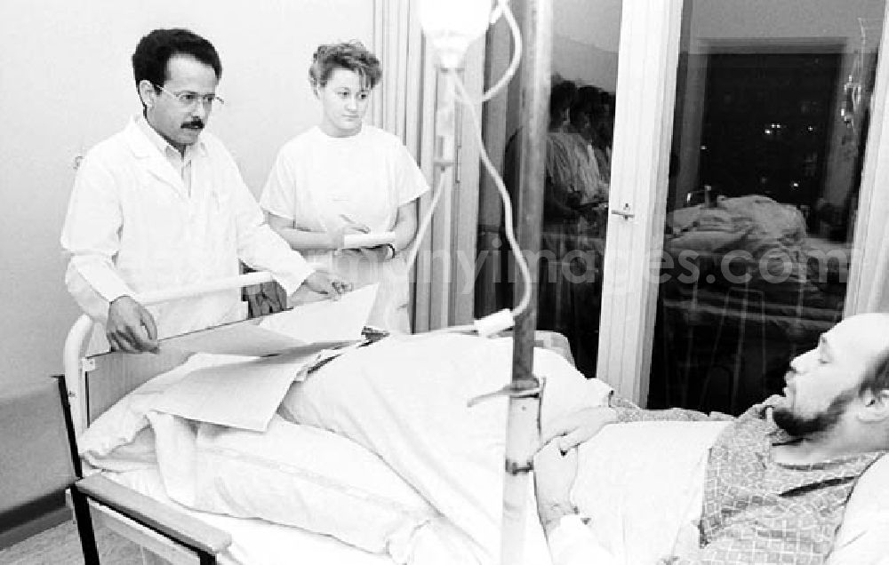 GDR image archive: Berlin-Friedrichshain - 18.12.1986 Jemenitischer Arzt im Krankenhaus Berlin-Friedrichshain Umschlagnr.: 137