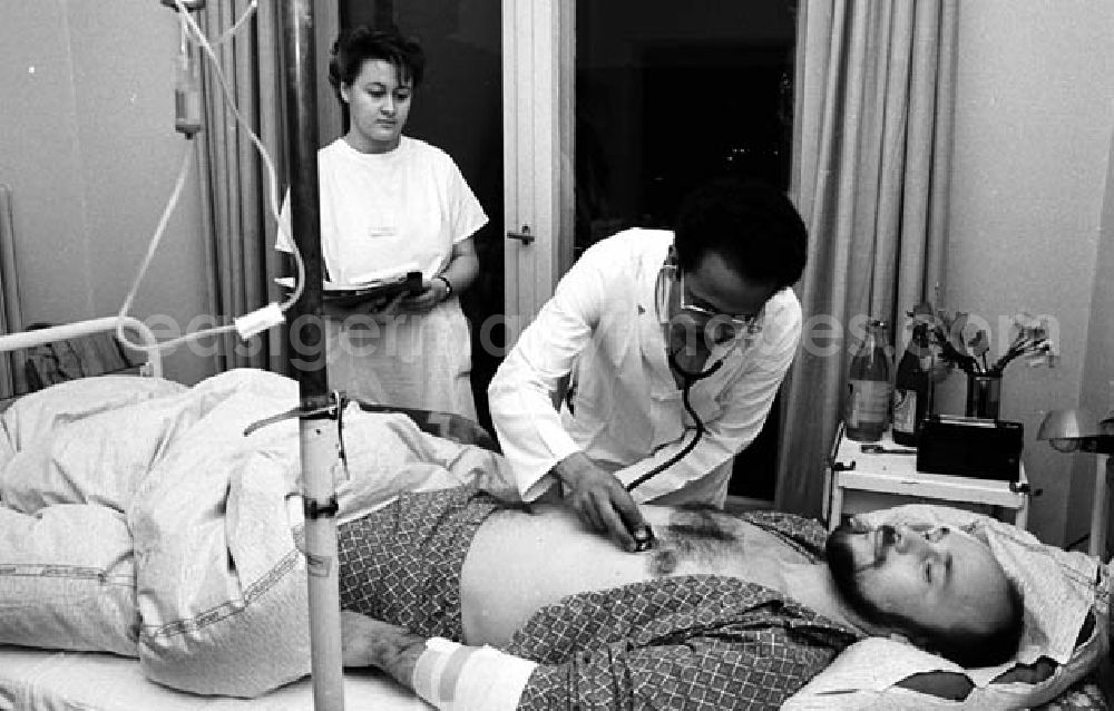 GDR photo archive: Berlin-Friedrichshain - 18.12.1986 Jemenitischer Arzt im Krankenhaus Berlin-Friedrichshain Umschlagnr.: 137