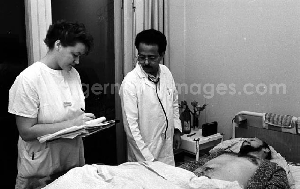 GDR picture archive: Berlin-Friedrichshain - 18.12.1986 Jemenitischer Arzt im Krankenhaus Berlin-Friedrichshain Umschlagnr.: 137