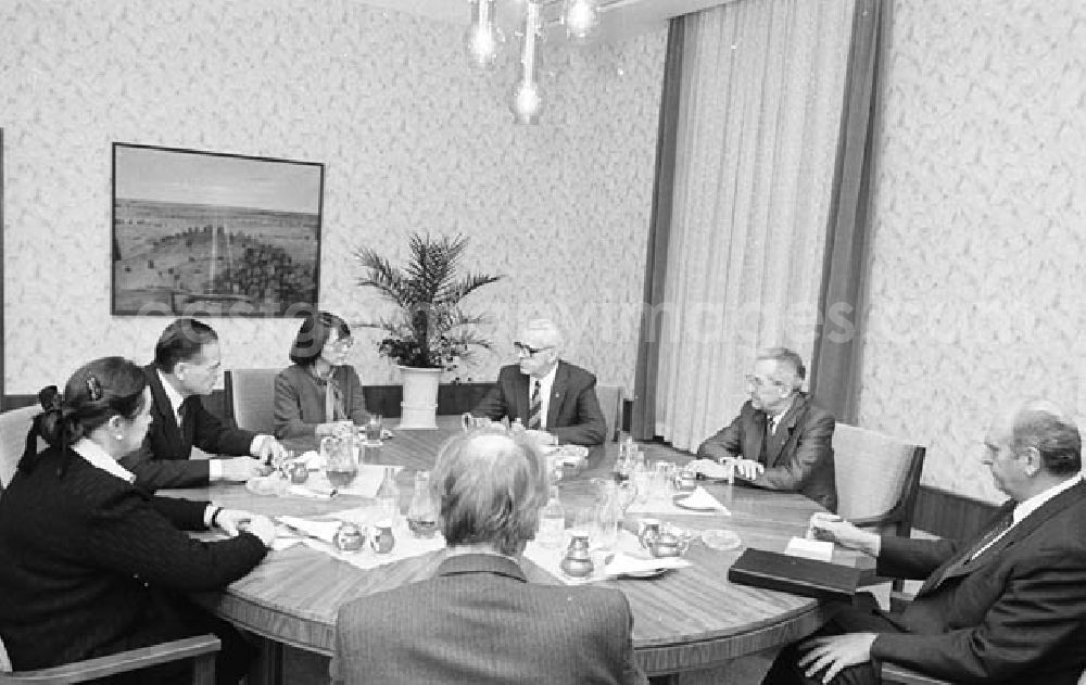 GDR picture archive: Berlin - 11.11.1986 Jermu Laine finnischer Außenhandelsminister bei W. Stoph im Ministerat Umschlagnr.: 1226