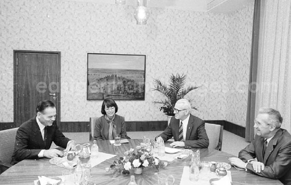 GDR image archive: Berlin - 11.11.1986 Jermu Laine finnischer Außenhandelsminister bei W. Stoph im Ministerat Umschlagnr.: 1226