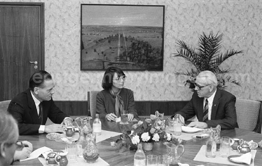 GDR picture archive: Berlin - 11.11.1986 Jermu Laine finnischer Außenhandelsminister bei W. Stoph im Ministerat Umschlagnr.: 1226