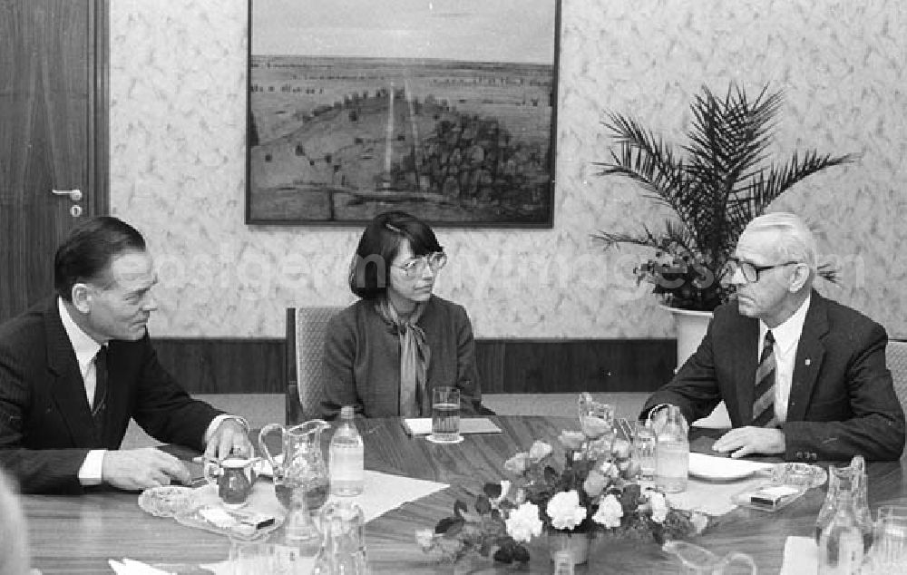 Berlin: 11.11.1986 Jermu Laine finnischer Außenhandelsminister bei W. Stoph im Ministerat Umschlagnr.: 1226