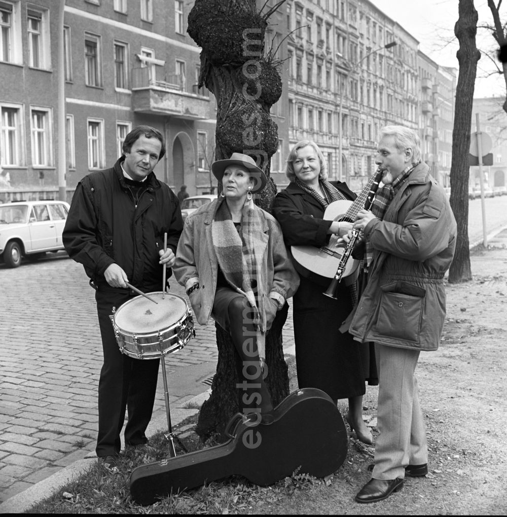 GDR picture archive: Berlin - Jessica (Jessy) Rameik and Ensemble in Berlin - Mitte