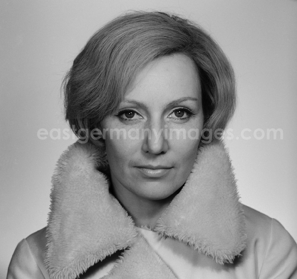 GDR image archive: Berlin - Mitte - The German actress and singer Jessica (Jessy) Romeik here in the portrait in Berlin. In addition to her work as a stage actress Rameik was also active as a chanson singer
