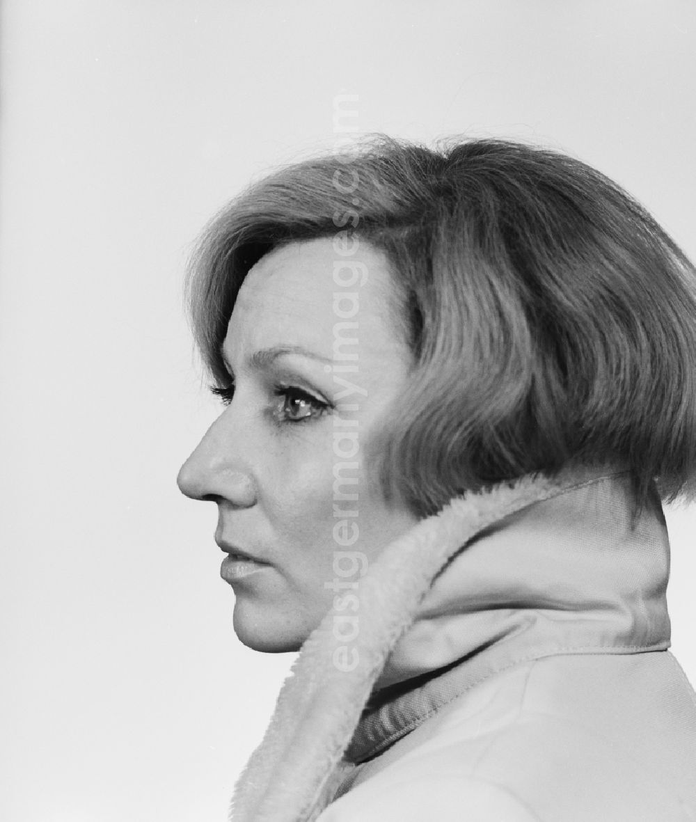 GDR photo archive: Berlin - Mitte - The German actress and singer Jessica (Jessy) Romeik here in the portrait in Berlin. In addition to her work as a stage actress Rameik was also active as a chanson singer