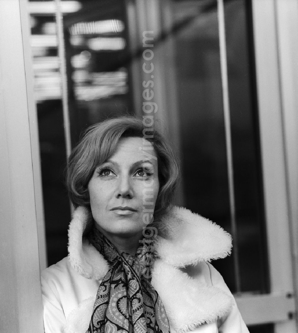 GDR picture archive: Berlin - Mitte - The German actress and singer Jessica (Jessy) Romeik here in the portrait in Berlin. In addition to her work as a stage actress Rameik was also active as a chanson singer