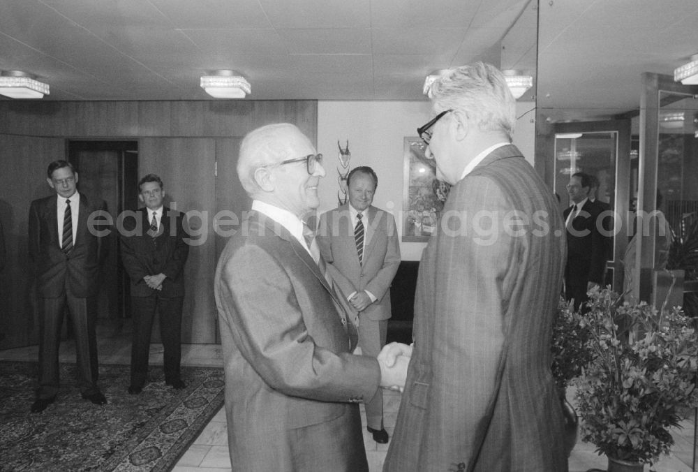 GDR picture archive: Joachimsthal - Annual meetings between Erich Honecker, General Secretary of the SED Central Committee and chairman of the Council of State and Dr. Hans-Jochen Vogel (SPD) in Jagdschloss Hubertusstock in Joachimsthal in Brandenburg on the territory of the former GDR, German Democratic Republic