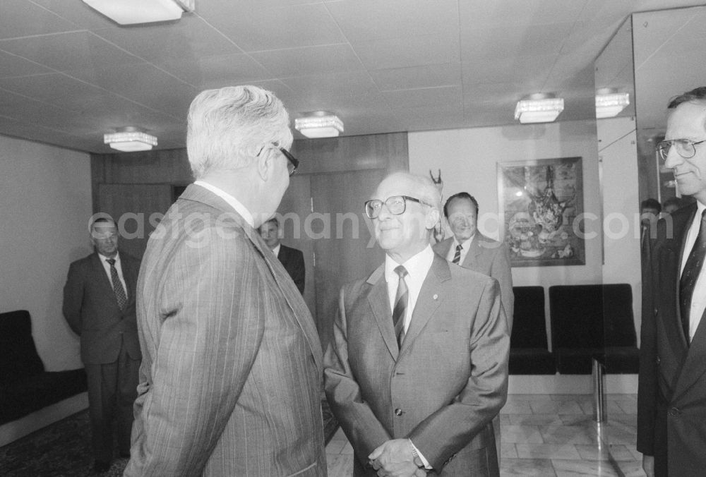 Joachimsthal: Annual meetings between Erich Honecker, General Secretary of the SED Central Committee and chairman of the Council of State and Dr. Hans-Jochen Vogel (SPD) in Jagdschloss Hubertusstock in Joachimsthal in Brandenburg on the territory of the former GDR, German Democratic Republic