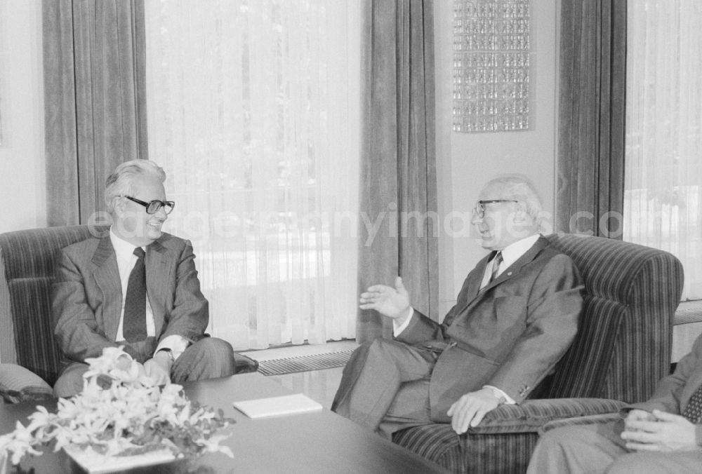 GDR image archive: Joachimsthal - Annual meetings between Erich Honecker, General Secretary of the SED Central Committee and chairman of the Council of State and Dr. Hans-Jochen Vogel (SPD) in Jagdschloss Hubertusstock in Joachimsthal in Brandenburg on the territory of the former GDR, German Democratic Republic