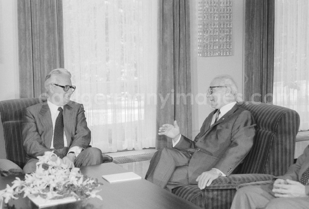 GDR photo archive: Joachimsthal - Annual meetings between Erich Honecker, General Secretary of the SED Central Committee and chairman of the Council of State and Dr. Hans-Jochen Vogel (SPD) in Jagdschloss Hubertusstock in Joachimsthal in Brandenburg on the territory of the former GDR, German Democratic Republic