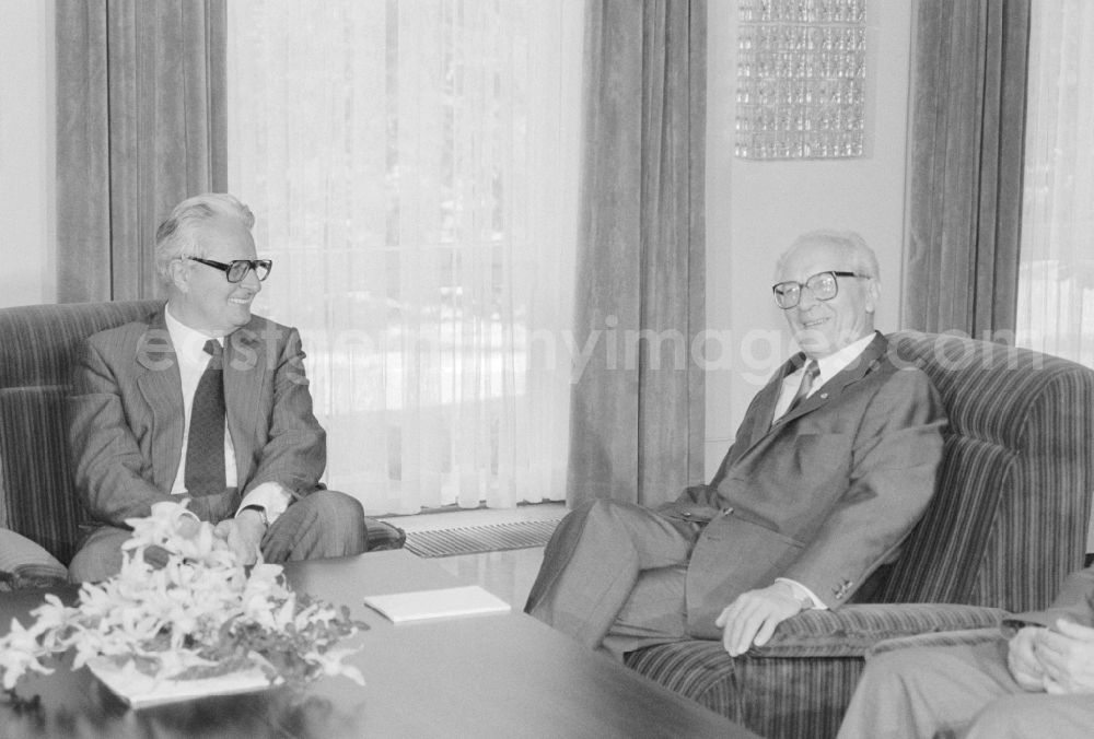 GDR picture archive: Joachimsthal - Annual meetings between Erich Honecker, General Secretary of the SED Central Committee and chairman of the Council of State and Dr. Hans-Jochen Vogel (SPD) in Jagdschloss Hubertusstock in Joachimsthal in Brandenburg on the territory of the former GDR, German Democratic Republic