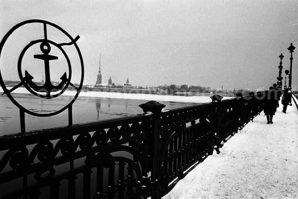 GDR picture archive: Leningrad - Blick von der Johannesbrüke auf die Peter-Paul- Festung . Die Peter-und-Paul-Festung ist eine Festungsanlage aus dem frühen 18. Jahrhundert, die den Ursprung und das historische Zentrum der Stadt Sankt Petersburg bildet. Die auf einer Insel in der Newa gelegene Anlage beherbergt heute vor allem Ausstellungen und Museen und ist sowohl Touristenmagnet als auch Erholungsort für die Leningrad. Die Festung ist zentraler Teil der zum UNESCO-Weltkulturerbe erklärten Leningrader Innenstadt. Die Peter-und-Paul-Festung gilt bis heute als das Herz Leningrad. Besonders nächdrücklich wird sie den Bewohnern der Stadt täglich um zwölf Uhr Mittags in Erinnerung gebracht. Seit dem 18. Jahrhundert wird um diese Zeit eine Kanone abgefeuert, ursprünglich diente dies dazu, den Stadtbewohnern die genaue Uhrzeit mitzuteilen. (