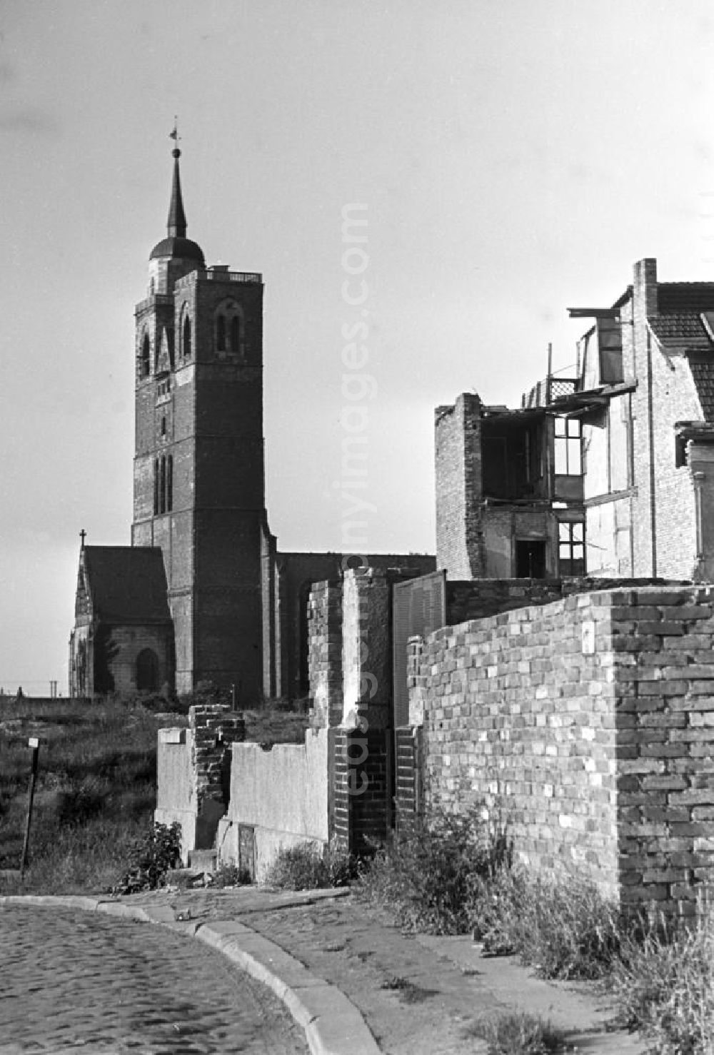 Magdeburg: Blick auf die St.-Johannis-Kirche in Magdeburg. Nachdem Magdeburg durch die Bombenangriffe im Zweiten Weltkrieg weitgehend zerstört worden war, begann in den 5