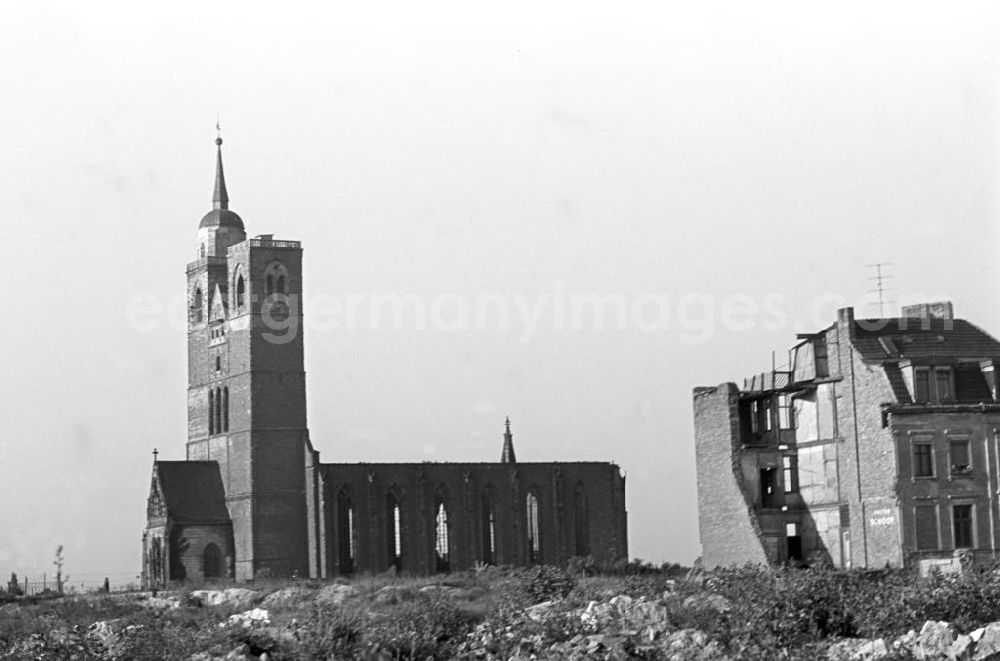 GDR image archive: Magdeburg - Blick auf die St.-Johannis-Kirche in Magdeburg. Nachdem Magdeburg durch die Bombenangriffe im Zweiten Weltkrieg weitgehend zerstört worden war, begann in den 5