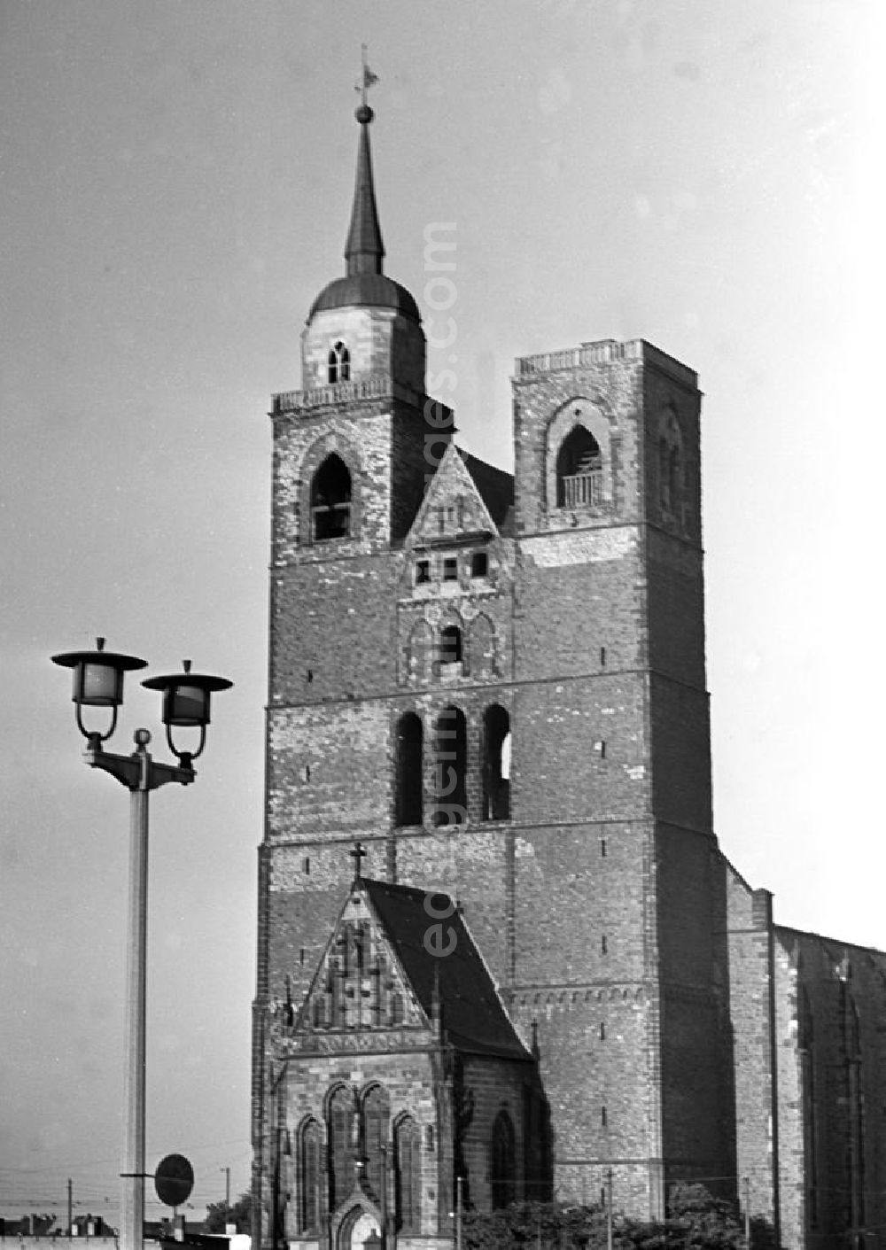 Magdeburg: Blick auf die St.-Johannis-Kirche in Magdeburg. Nachdem Magdeburg durch die Bombenangriffe im Zweiten Weltkrieg weitgehend zerstört worden war, begann in den 5