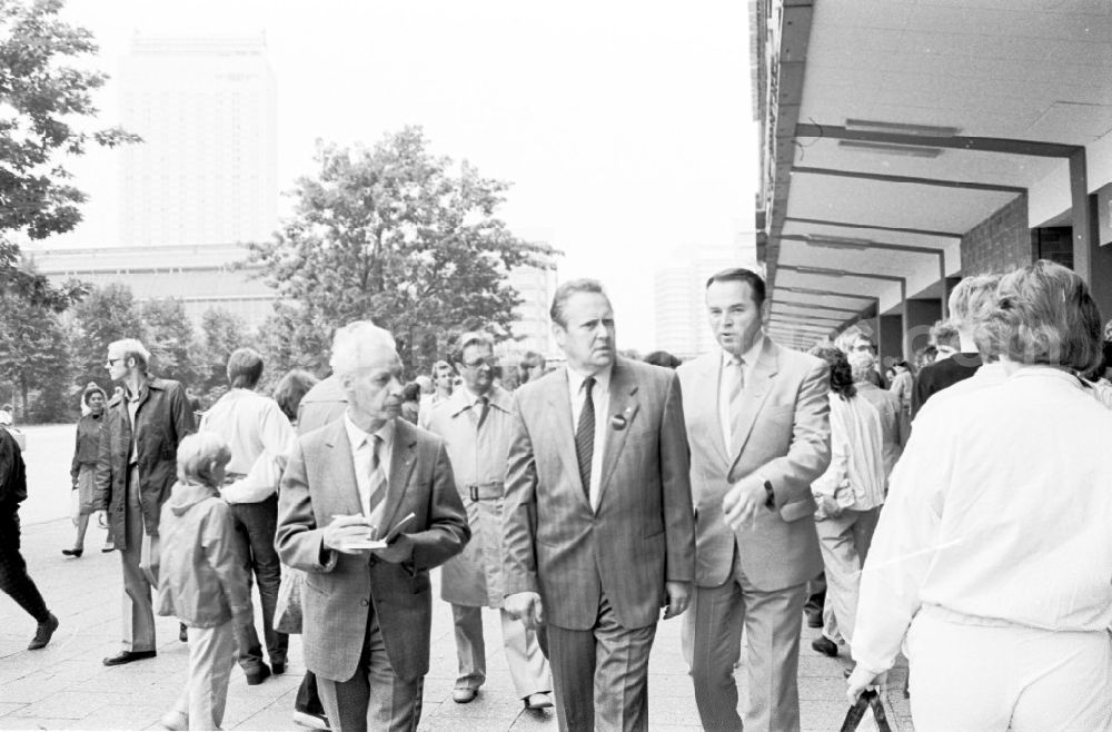 GDR photo archive: Berlin - Journalistenbasar auf dem Berliner Alexanderplatz mit Harry Tisch und Günter Schabowski.