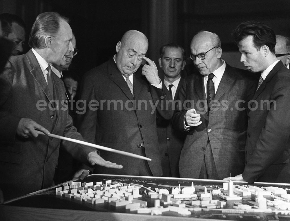 GDR photo archive: Berlin - During their state visit, Jozef Cyrankiewicz (second from left) and Wladyslaw Gomulka (second from right) look at a model of the city center of Berlin, on the territory of the former GDR, German Democratic Republic