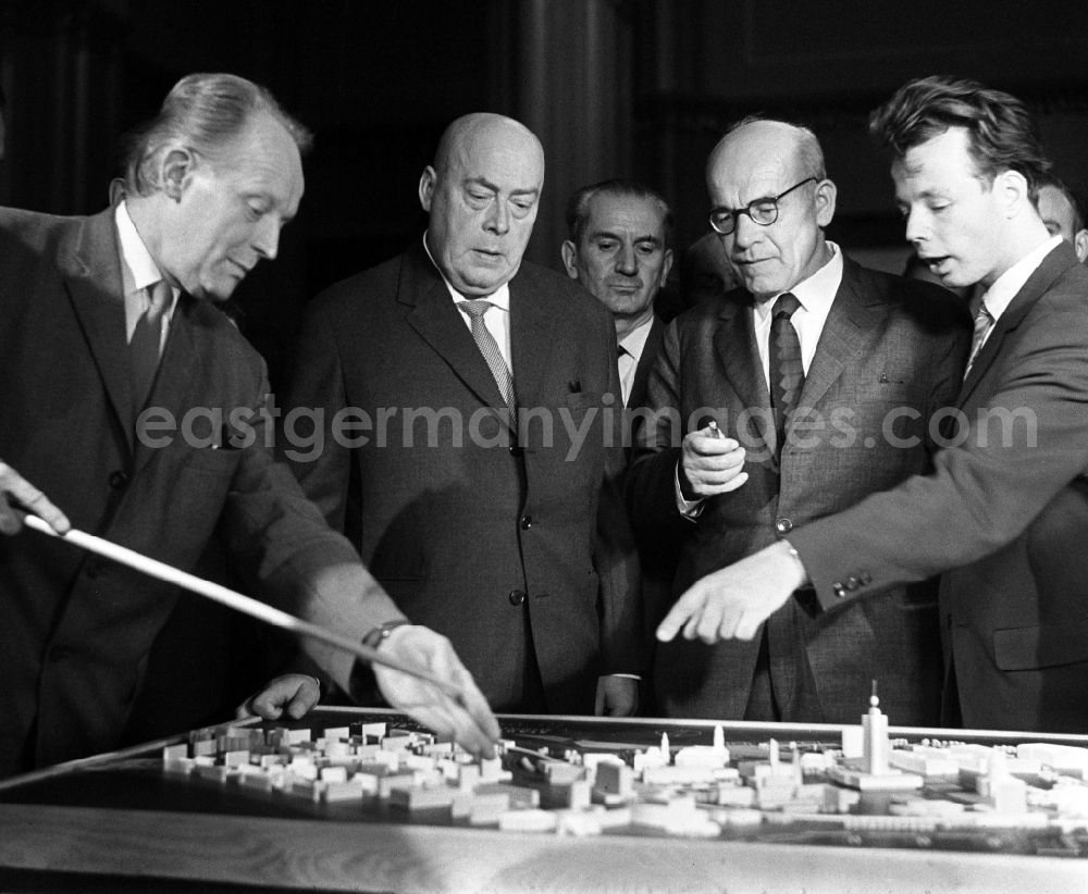 GDR picture archive: Berlin - During their state visit, Jozef Cyrankiewicz (second from left) and Wladyslaw Gomulka (second from right) look at a model of the city center of Berlin, on the territory of the former GDR, German Democratic Republic