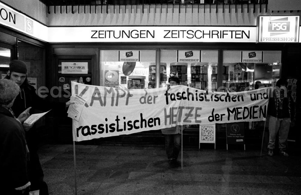 GDR picture archive: Berlin-Lichtenberg - Jugend gegen Rassismus in Lichtenberg 16.12.92
