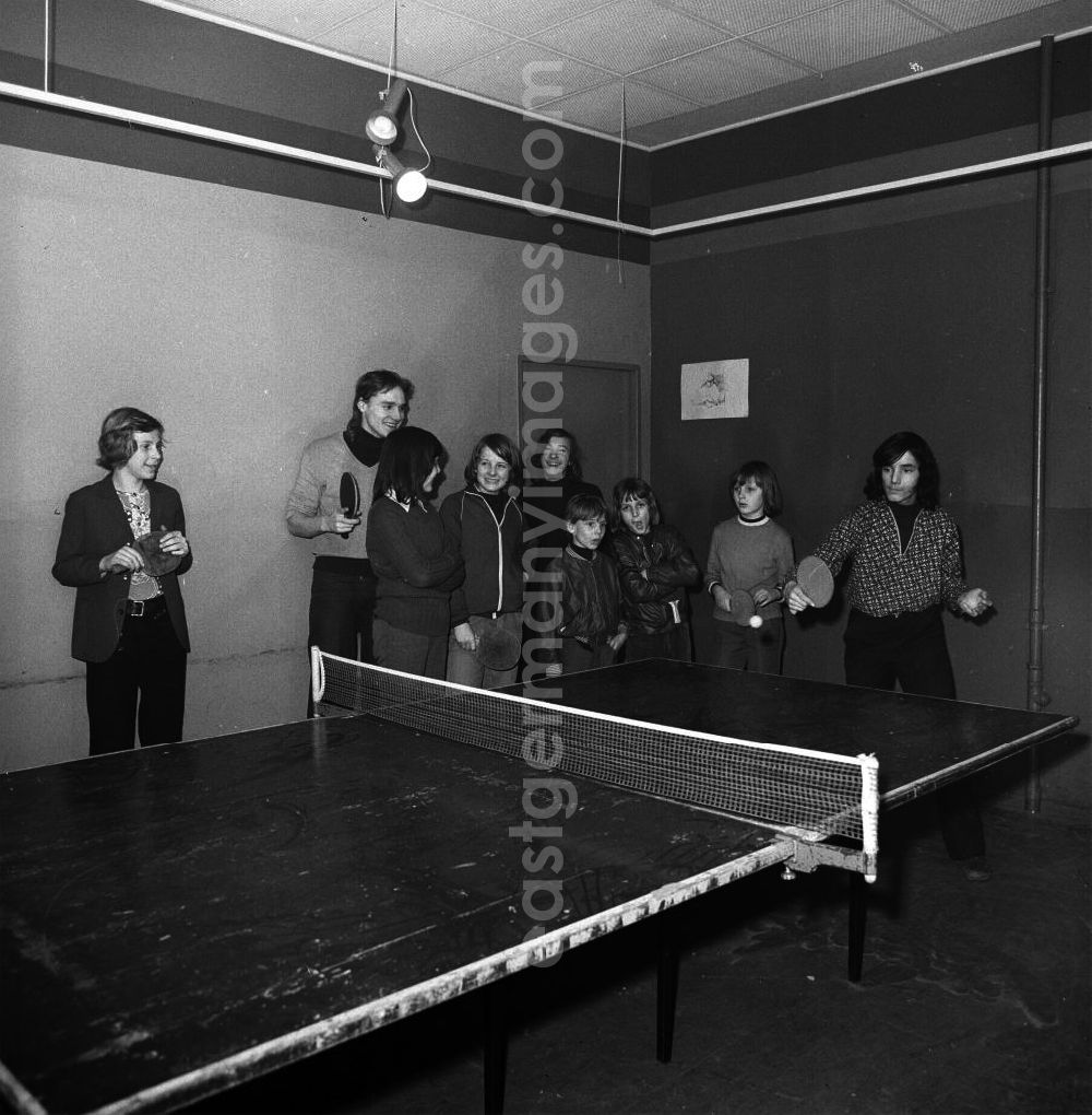 GDR photo archive: Berlin - Der Tischtennisraum im Jugendclub Bornholmer Strasse. Der Sieger im Chinesisch wird ermittelt.