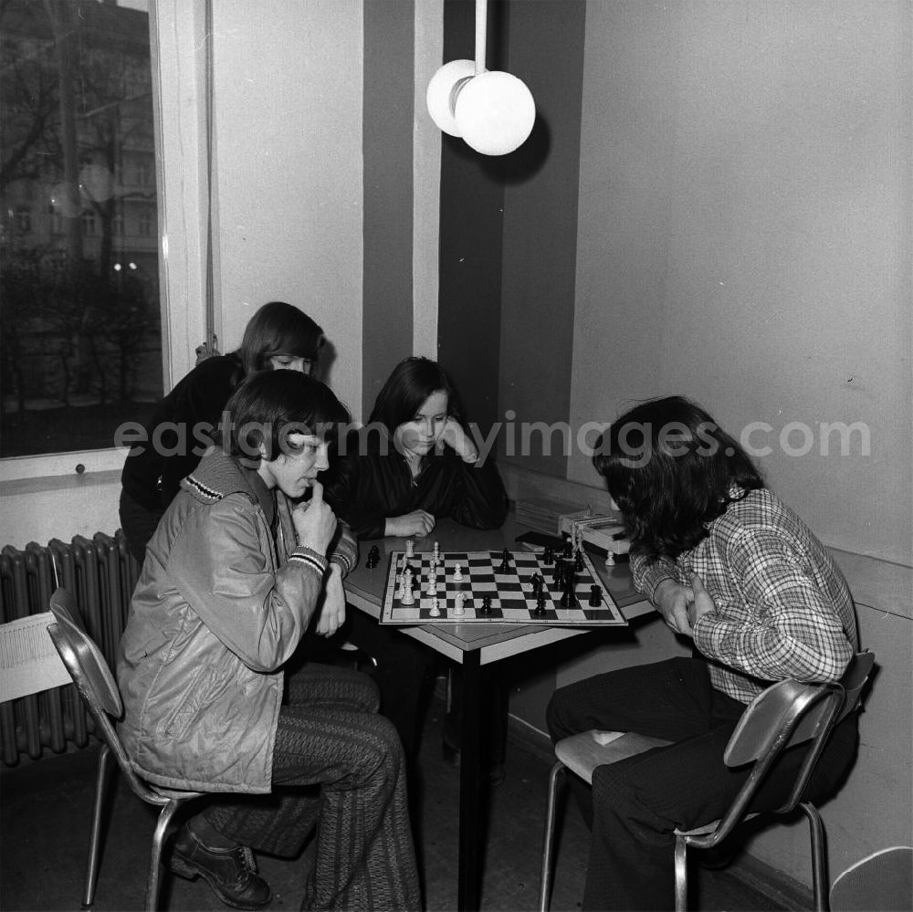 GDR picture archive: Berlin - Der Jugendclub in der Bornholmer Strasse. Eine Gruppe Kinder spielt Schach.