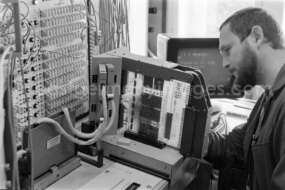 GDR image archive: Magdeburg - Production process for the manufacture of machine parts in a youth research collective in the SKET heavy machine construction combine Ernst Thaelmann in Magdeburg in the state of Saxony-Anhalt in the area of the former GDR, German Democratic Republic