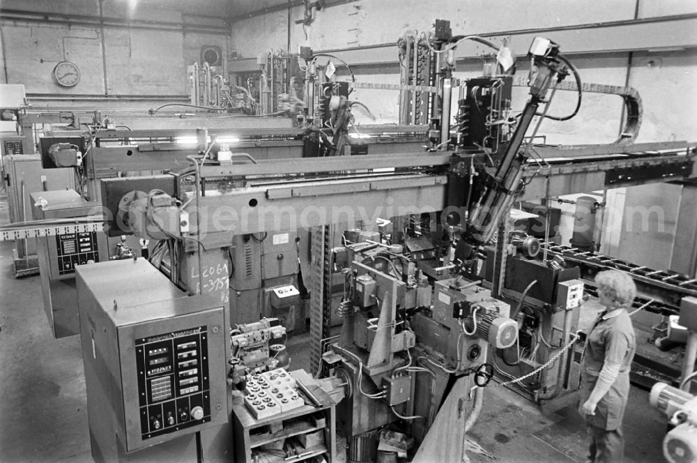 GDR photo archive: Magdeburg - Production process for the manufacture of machine parts in a youth research collective in the SKET heavy machine construction combine Ernst Thaelmann in Magdeburg in the state of Saxony-Anhalt in the area of the former GDR, German Democratic Republic