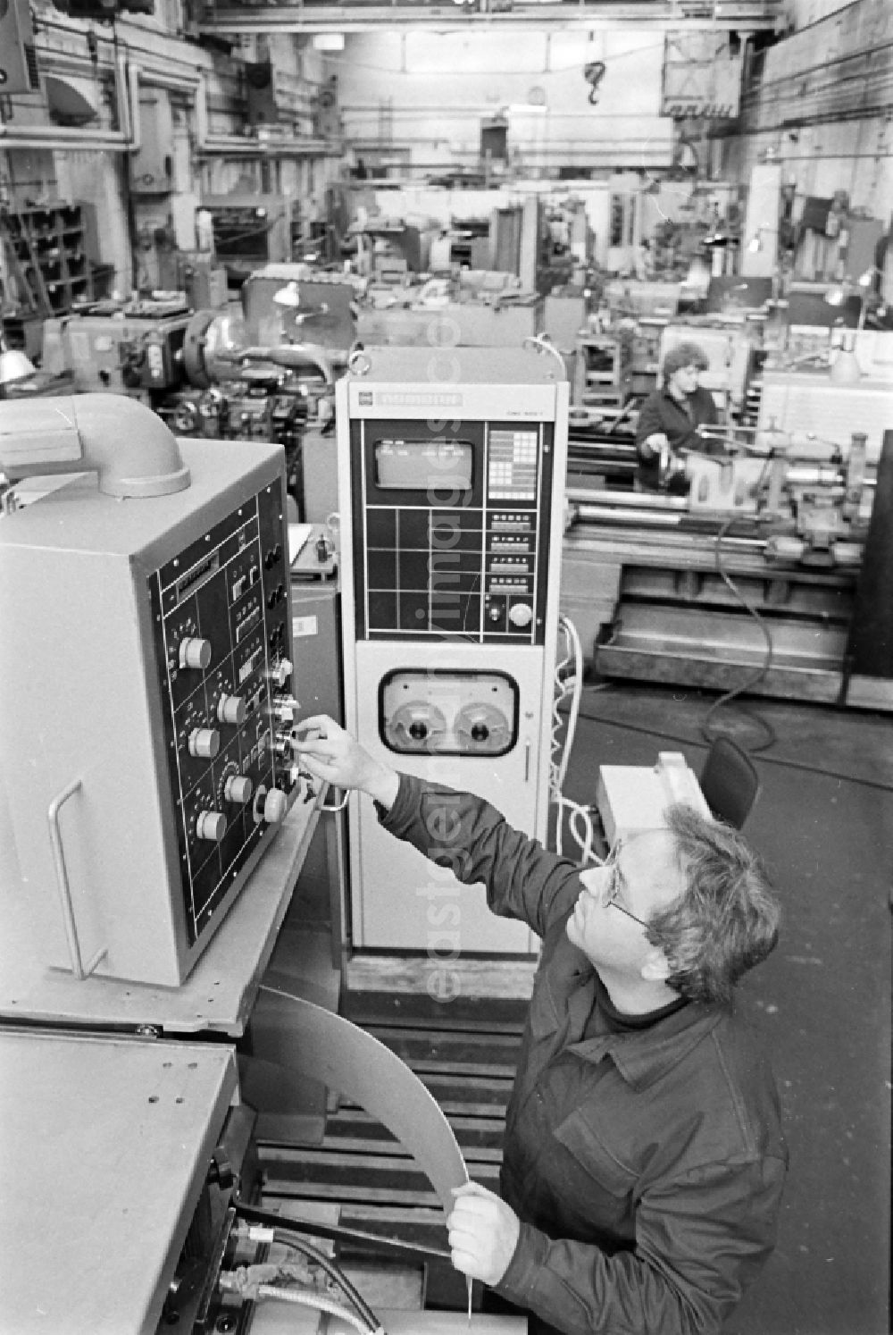 Magdeburg: Production process for the manufacture of machine parts in a youth research collective in the SKET heavy machine construction combine Ernst Thaelmann in Magdeburg in the state of Saxony-Anhalt in the area of the former GDR, German Democratic Republic
