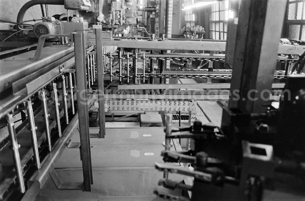 GDR photo archive: Magdeburg - Production process for the manufacture of machine parts in a youth research collective in the SKET heavy machine construction combine Ernst Thaelmann in Magdeburg in the state of Saxony-Anhalt in the area of the former GDR, German Democratic Republic