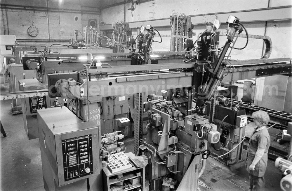 Magdeburg: Production process for the manufacture of machine parts in a youth research collective in the SKET heavy machine construction combine Ernst Thaelmann in Magdeburg in the state of Saxony-Anhalt in the area of the former GDR, German Democratic Republic