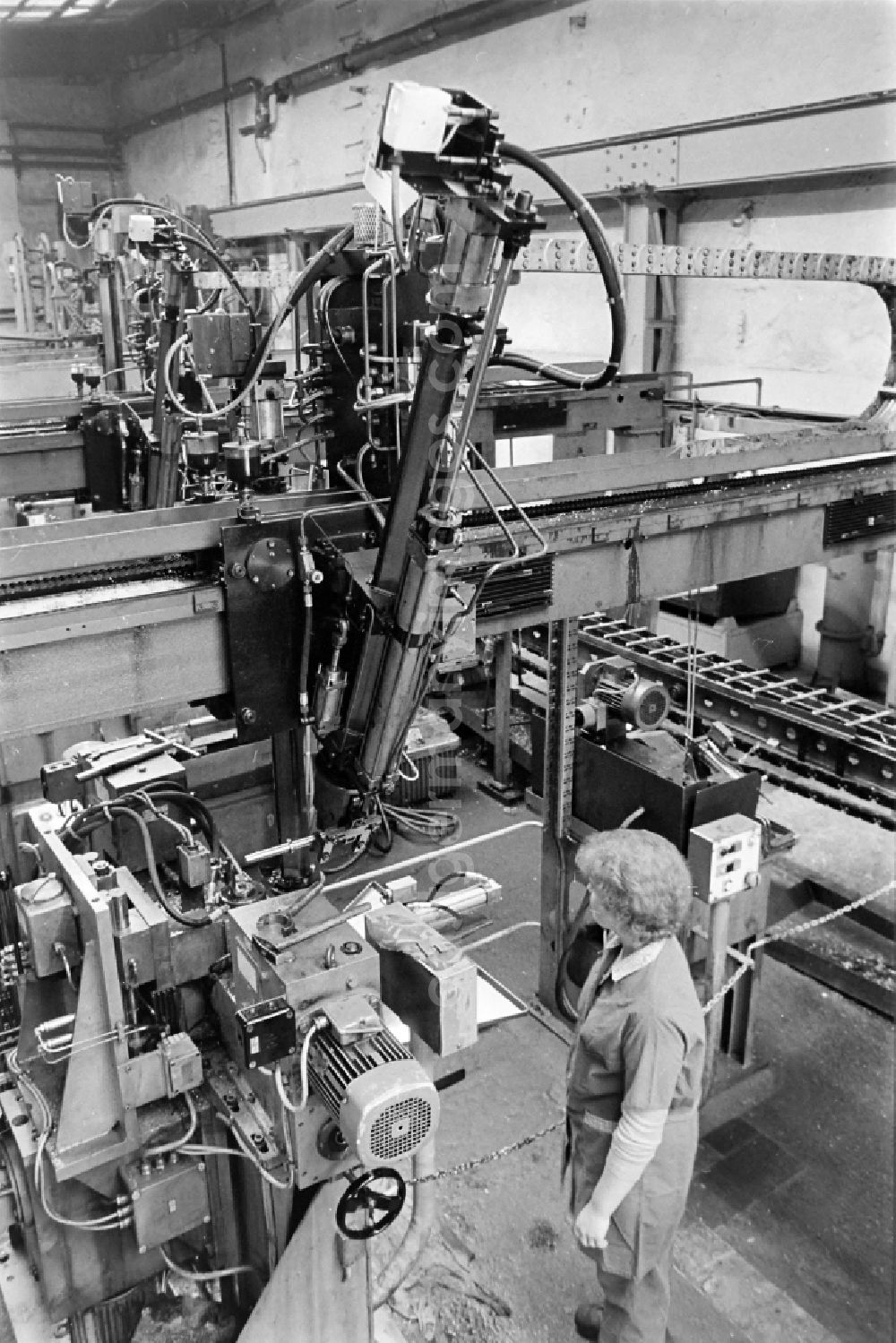 GDR image archive: Magdeburg - Production process for the manufacture of machine parts in a youth research collective in the SKET heavy machine construction combine Ernst Thaelmann in Magdeburg in the state of Saxony-Anhalt in the area of the former GDR, German Democratic Republic