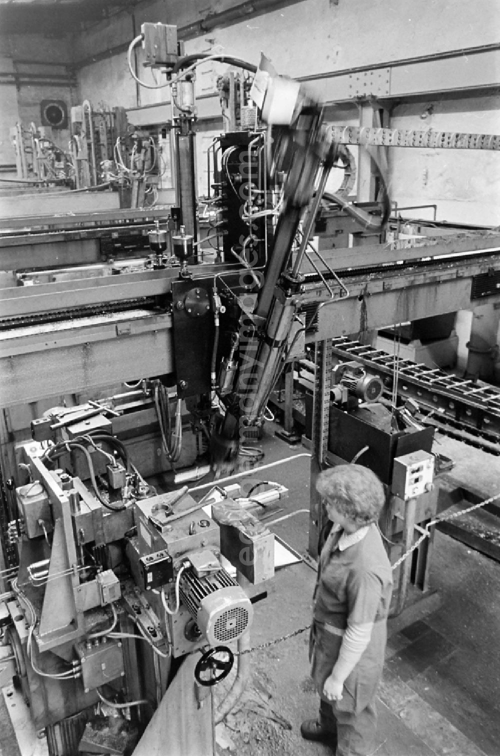 GDR picture archive: Magdeburg - Production process for the manufacture of machine parts in a youth research collective in the SKET heavy machine construction combine Ernst Thaelmann in Magdeburg in the state of Saxony-Anhalt in the area of the former GDR, German Democratic Republic