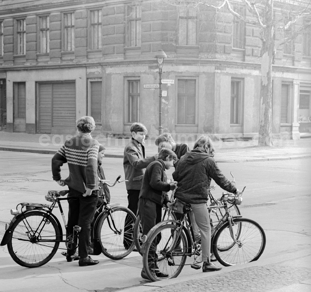 GDR image archive: Berlin - Teenagers with bicycles in Berlin, the former capital of the GDR, German Democratic Republic